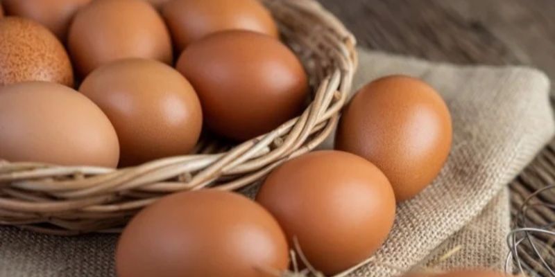 Dùng trứng gà để xin số Thần Tài