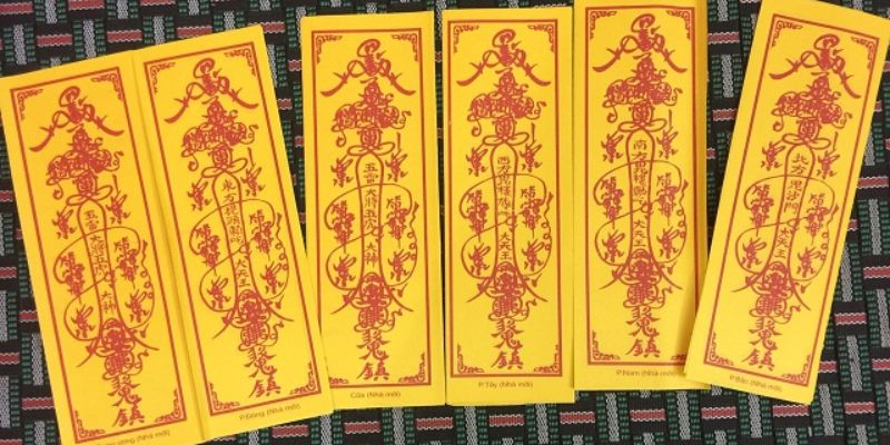 Hóa giải vận đen bằng việc dùng bùa chú. Hóa giải vận đen bằng việc dùng bùa chú.
